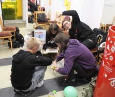 Powiększ zdjęcie Młodzież podczas pracy zespołowej