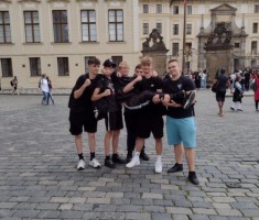 Powiększ zdjęcie Uczniowie pozują obok Zamku Praskiego