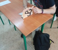 Powiększ zdjęcie BohaterON - uczniowie piszący kartki dla Powstańców