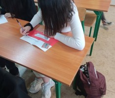 Powiększ zdjęcie BohaterON - uczniowie piszący kartki dla Powstańców