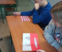 Powiększ zdjęcie BohaterON - uczniowie piszący kartki dla Powstańców