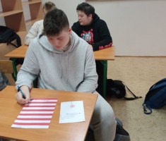 Powiększ zdjęcie BohaterON - uczniowie piszący kartki dla Powstańców