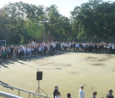 Powiększ zdjęcie Młodzież na boisku szkolnym