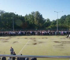 Powiększ zdjęcie Młodzież na boisku szkolnym