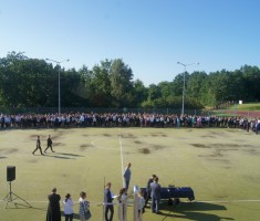 Powiększ zdjęcie Młodzież na boisku szkolnym