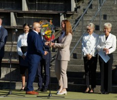 Powiększ zdjęcie Wręczenie kwiatów Pani Dyrektor przez Pana Franciszka Wurszta