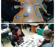 Powiększ zdjęcie Uczestnicy Nocy Gier Planszowych podczas rozgrywek turniejowych Star Realms