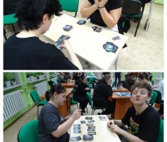 Powiększ zdjęcie Uczestnicy Nocy Gier Planszowych podczas rozgrywek turniejowych Star Realms