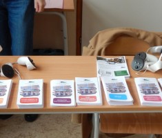 Powiększ zdjęcie Stanowisko Powiatowego Urzędu Pracy w Zgorzelcu - gogle VR oraz przygotowane materiały dla młodzieży