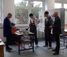 Powiększ zdjęcie Starosta Zgorzelecki przy stanowisku przygotowanym przez uczniów i nauczycieli w zawodzie elektryk