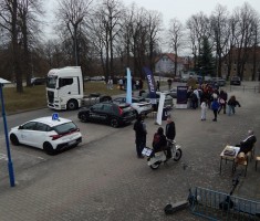 Powiększ zdjęcie Dzień Otwarty - samochody do prezntacji i promocji kierunku mechanik pojazdów samochodowych udostępniły firmy: Citronex Trans Energy, Ultima Auto Zgorzelec oraz prywatni kolekcjonerzy 