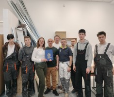 Powiększ zdjęcie Dyrektor%20szkoły,%20przedstawiciele%20firmy%20Baucentrum%20i%20Caparol%20oraz%20uczniowie%20kl.2kb