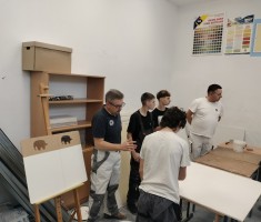 Powiększ zdjęcie Eksperci z firmy Caparol szkolą uczniów