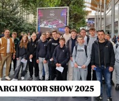 Powiększ zdjęcie Młodzież%20wraz%20z%20opiekunami%20przed%20halą%20Targów