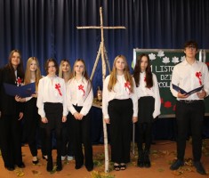 Powiększ zdjęcie Grupa recytatorska