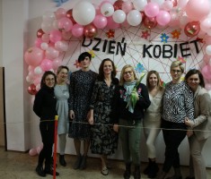 Powiększ zdjęcie Nauczyciele na tle ścianki