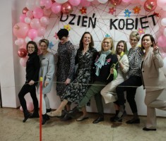 Powiększ zdjęcie Nauczyciele na tle ścianki