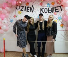 Powiększ zdjęcie Uczniowie na tle ścianki