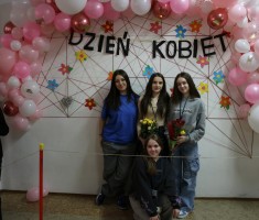 Powiększ zdjęcie Dziewczyny na tle przygotowanej ścianki