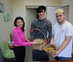 Powiększ zdjęcie Chłopcy ze słodkim poczęstunkiem u Pani z administracji