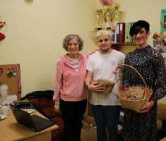 Powiększ zdjęcie Chłopcy ze słodkim poczęstunkiem u Pani nauczycielki