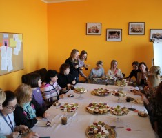 Powiększ zdjęcie Słodki poczęstunek w pokoju nauczycielskim