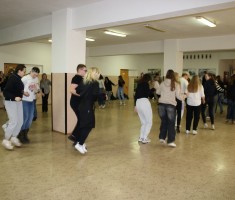 Powiększ zdjęcie Belgijka w wykonaniu uczniów na szkolnym korytarzu