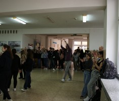 Powiększ zdjęcie Belgijka w wykonaniu uczniów na szkolnym korytarzu