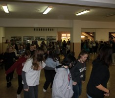 Powiększ zdjęcie Belgijka w wykonaniu uczniów na szkolnym korytarzu