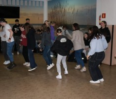 Powiększ zdjęcie Belgijka w wykonaniu uczniów na szkolnym korytarzu