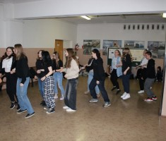 Powiększ zdjęcie Belgijka w wykonaniu uczniów na szkolnym korytarzu