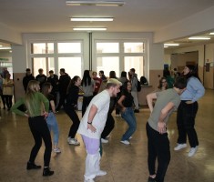 Powiększ zdjęcie Taneczne powitanie wiosny przez uczniów