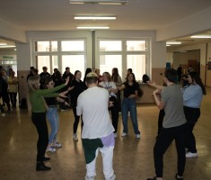 Powiększ zdjęcie Taneczne powitanie wiosny przez uczniów