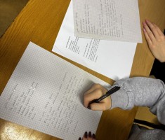 Powiększ zdjęcie Młodzież podczas pisania listów