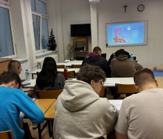 Powiększ zdjęcie Młodzież%20podczas%20pisania%20listów