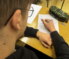 Powiększ zdjęcie Młodzież podczas pisania listów