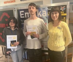 Powiększ zdjęcie Królowa i Król języka angielskiego 2024/2025 wraz z organizatorem konkursu