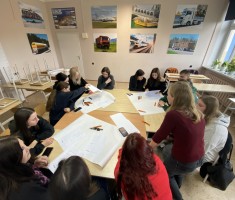 Powiększ zdjęcie Prowadząca oraz młodzież podczas tworzenia CV