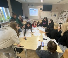 Powiększ zdjęcie Młodzież podczas tworzenia CV