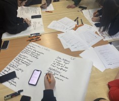 Powiększ zdjęcie Młodzież podczas pracy