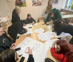 Powiększ zdjęcie Młodzież podczas tworzenia dokumentacji