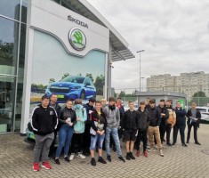 Powiększ zdjęcie Klasa 1s przed Salonem Skody