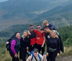 Powiększ zdjęcie Grupa uczniów z nauczycielkami na szlaku