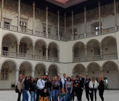 Powiększ zdjęcie Zdjęcie grupowe w Krakowie