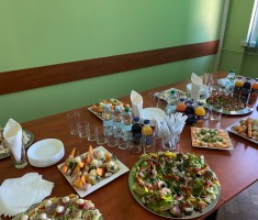 Powiększ zdjęcie Stół przygotowany przez uczniów