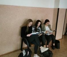 Powiększ zdjęcie Uczennice podczas akcji 