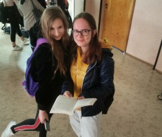 Powiększ zdjęcie Uczennice podczas akcji 