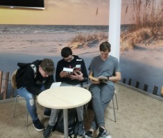 Powiększ zdjęcie Uczniowie podczas akcji 