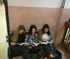 Powiększ zdjęcie Uczennice podczas akcji 