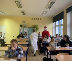 Powiększ zdjęcie Mikołaj rozdaje prezenty